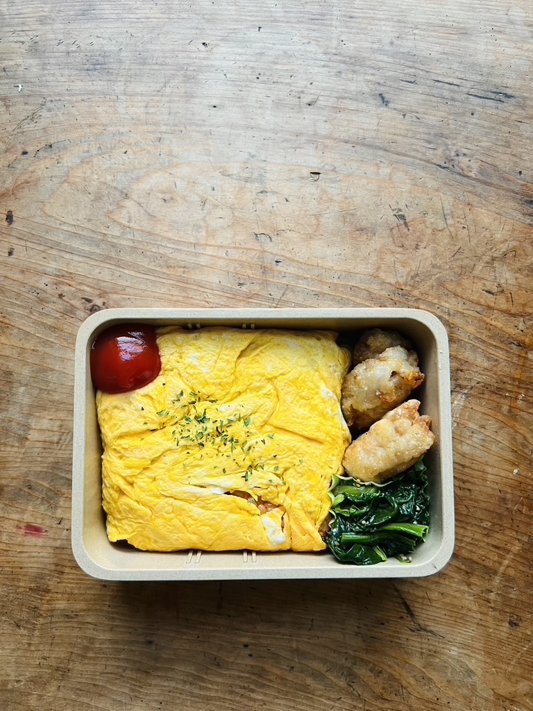 オムライスを薄焼き卵に包んできれいにお弁当に詰めるコツ