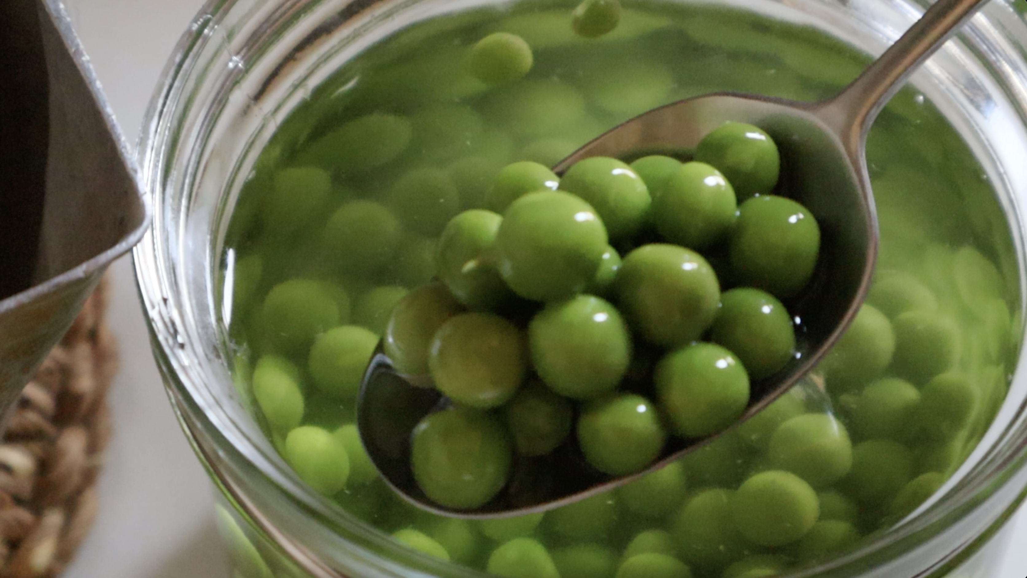 【旬野菜レシピ】サヤ付きグリーンピースの塩茹で